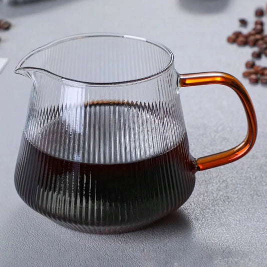 Verseuse en verre rayé remplie de café