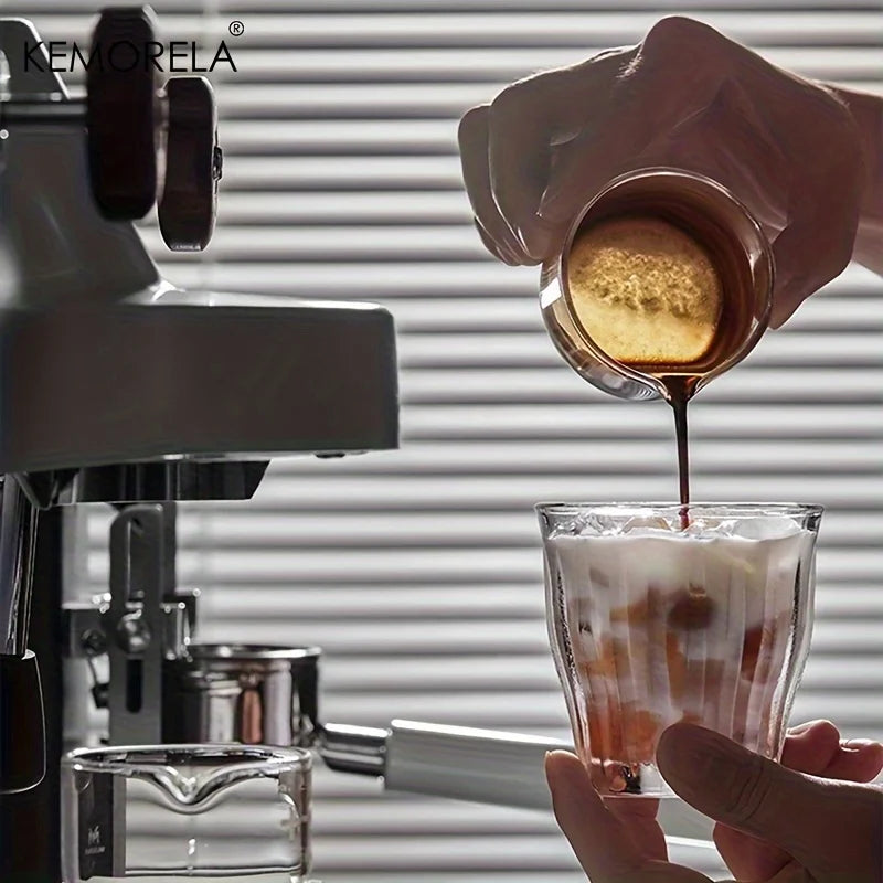 Verre gradué transparent sous une machine à espresso — vue 5