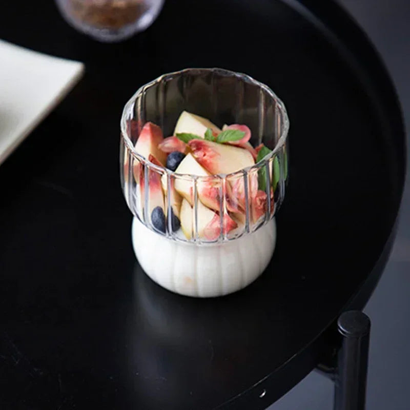 Verre nervuré transparent rempli de café glacé — vue 4
