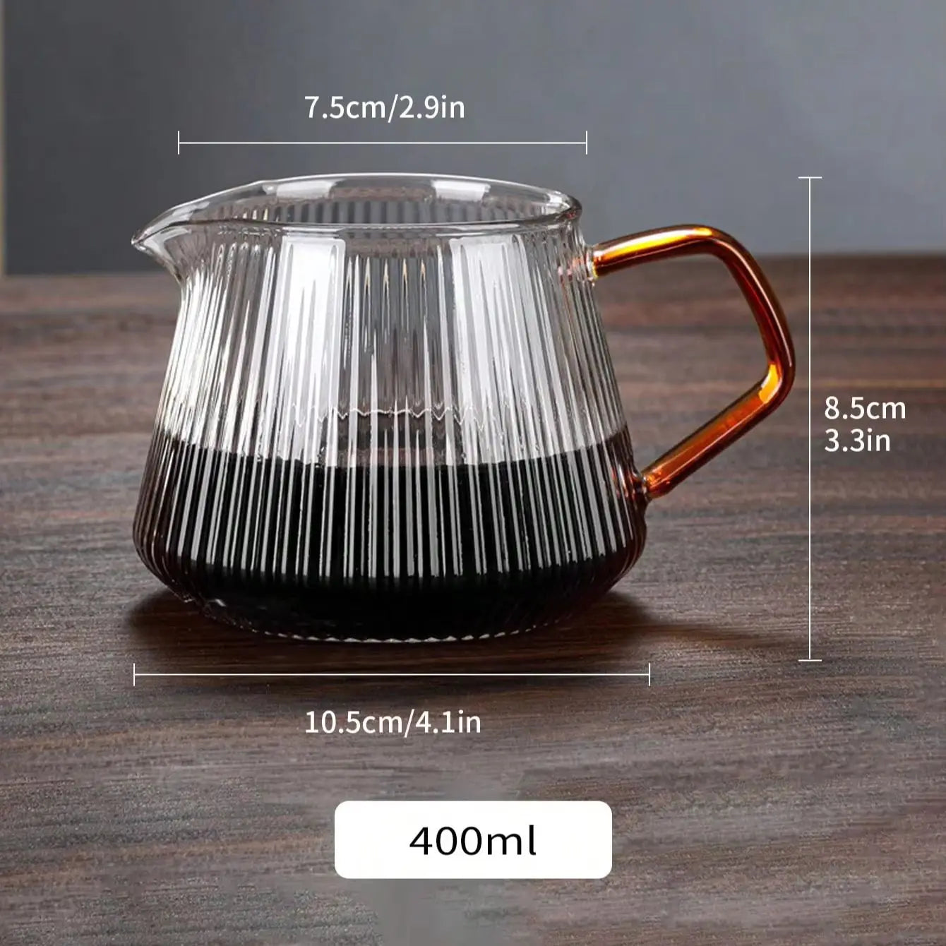 Verseuse en verre rayé remplie de café — vue 2