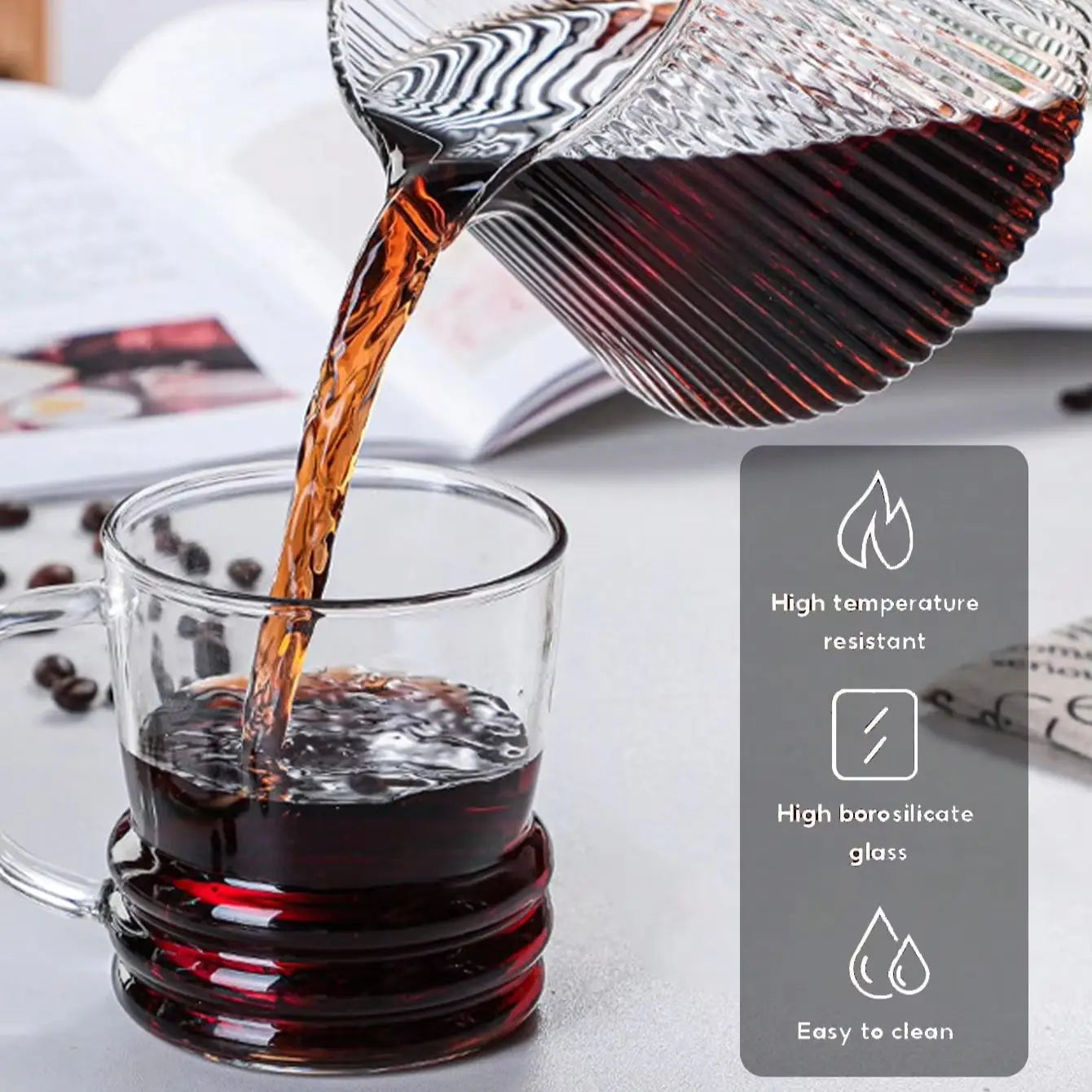 Verseuse en verre rayé remplie de café — vue 4