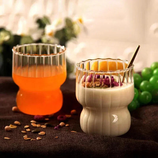 Verre nervuré transparent rempli de café glacé