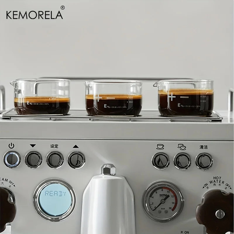 Verre gradué transparent sous une machine à espresso — vue 2