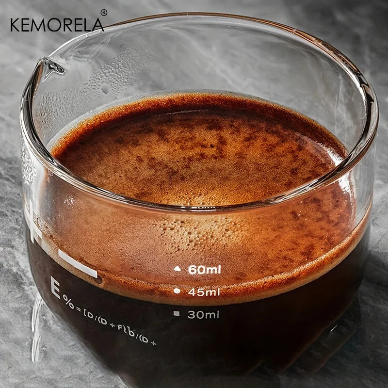 Verre gradué transparent sous une machine à espresso — vue 3