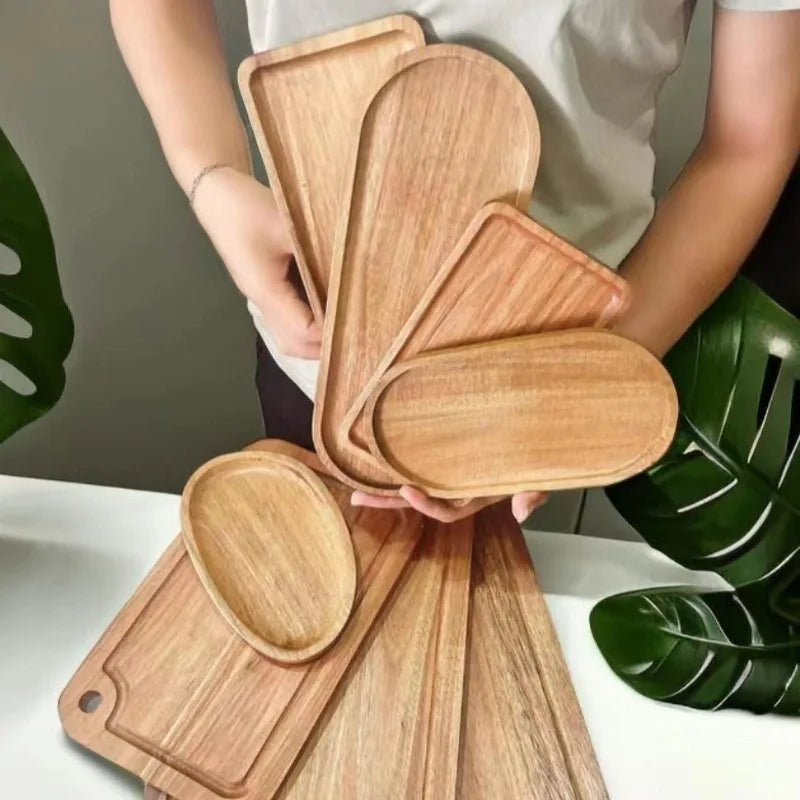 Plateaux en bois d'acacia de formes différentes