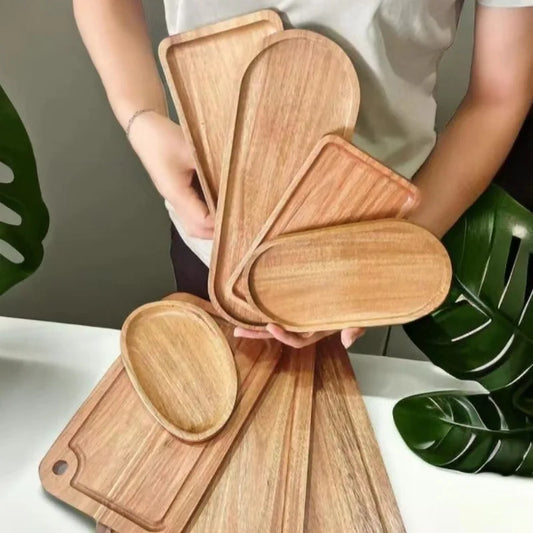 Plateaux en bois d'acacia de formes différentes