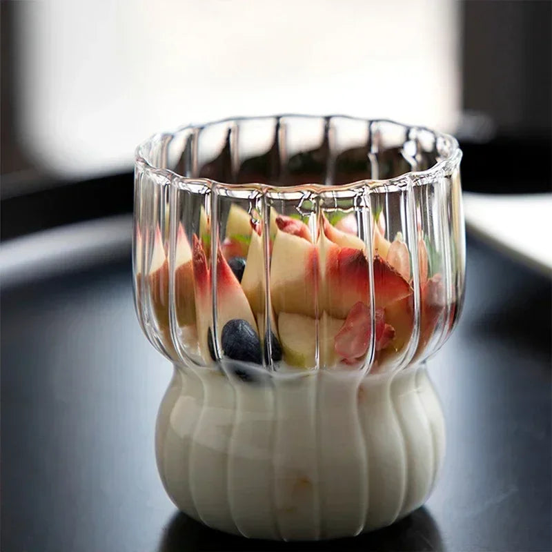 Verre nervuré transparent rempli de café glacé — vue 2