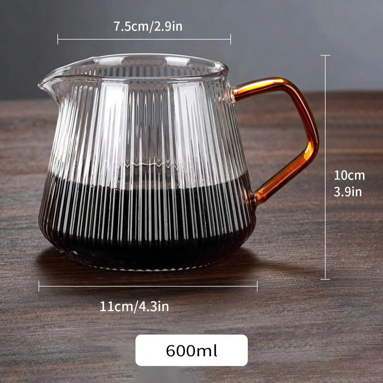 Verseuse en verre rayé remplie de café — vue 3