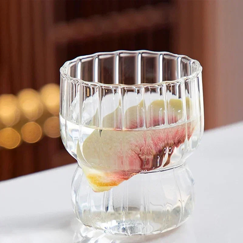 Verre nervuré transparent rempli de café glacé — vue 3