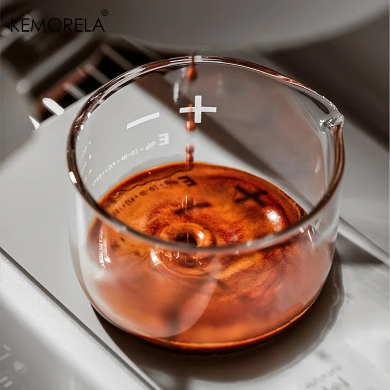 Verre gradué transparent sous une machine à espresso — vue 4